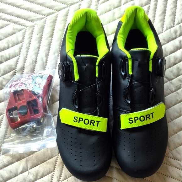 Spinning Black and Neon Green Sport Shoes - Picture 1 of 4